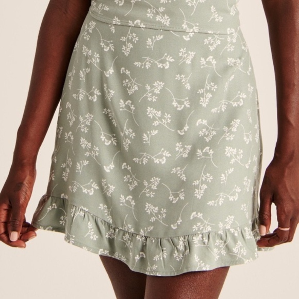 A&F Ruffle Mini Skirt Sage Green Floral